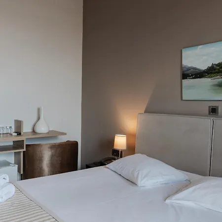 Plaza لوتراكي